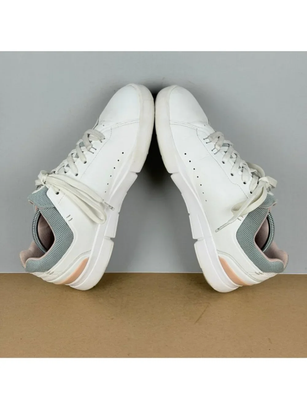 On Running The Roger Advantage Leather Tennis Shoes Womens 9 White Athletic